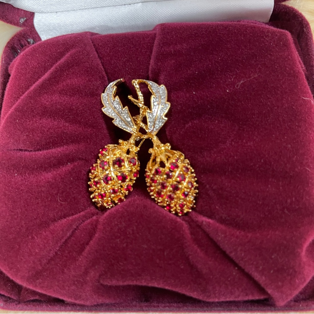 Double Berry brooch Replica Jackie Kennedy 24K gold, Swarovski, certified boxed.